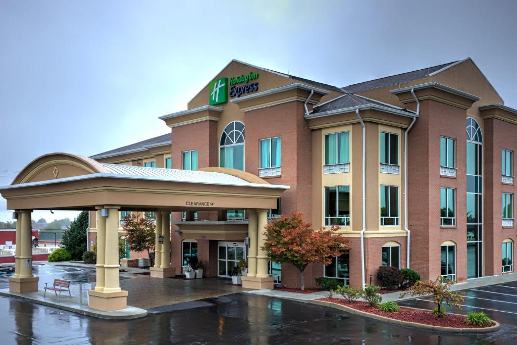 un edificio de hotel con un cenador en un aparcamiento en Holiday Inn Express Hotel & Suites Richmond, an IHG Hotel, en Richmond