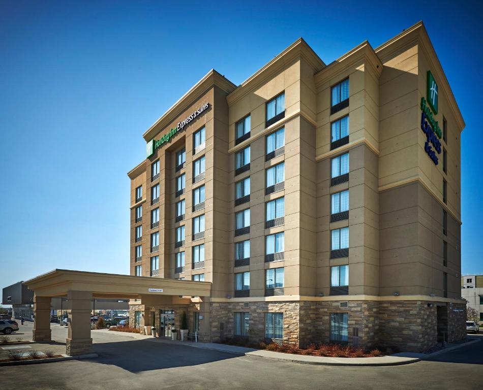 Holiday Inn Express and Suites Timmins, an IHG Hotel في تيمينز: تقديم مبنى للفندق