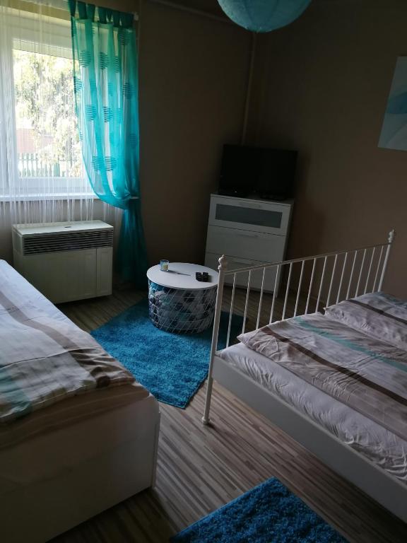 Łóżko lub łóżka w pokoju w obiekcie Zso-Zé Apartman