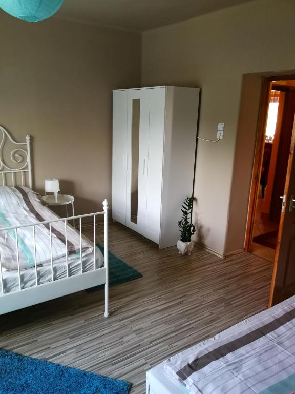 Łóżko lub łóżka w pokoju w obiekcie Zso-Zé Apartman