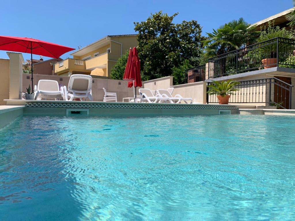 Bazén v ubytování Grand Pool Apartment Ika-Opatija nebo v jeho okolí