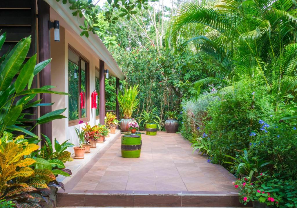 Jardín al aire libre en Phuwanalee Resort