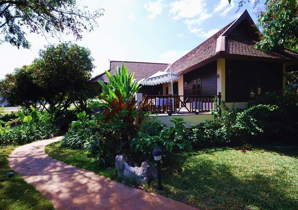Jardín al aire libre en Phuwanalee Resort
