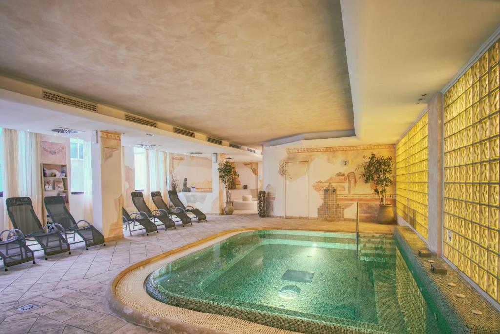 Bazén v ubytování Hotel Caesar Residence & SPA nebo v jeho okolí