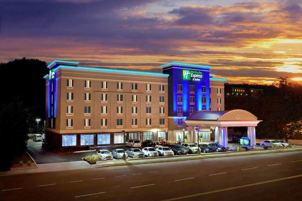 hotel z samochodami zaparkowanymi na parkingu w obiekcie Holiday Inn Express Hotel & Suites Knoxville, an IHG Hotel w mieście Knoxville