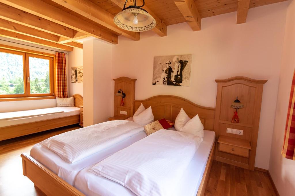 a bedroom with a bed and a window at Appart Tramontana in Bürserberg