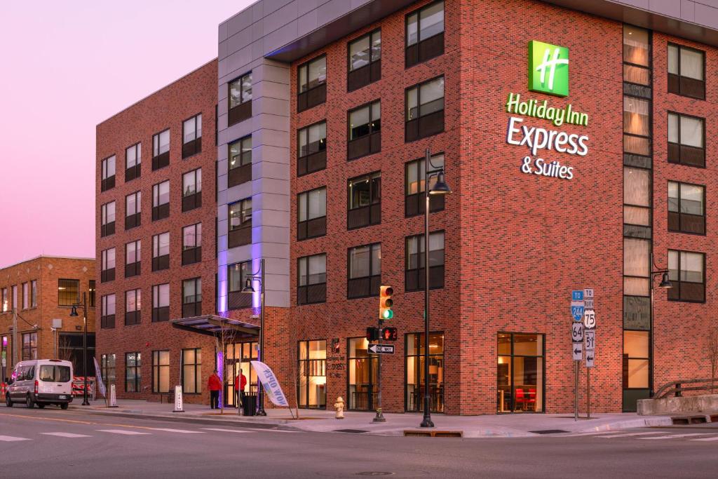 un gran edificio de ladrillo con un cartel. en Holiday Inn Express & Suites - Tulsa Downtown - Arts District, an IHG Hotel en Tulsa