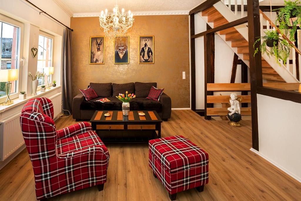 a living room with a couch and two chairs at Alte Schreinerei, charmantes Ferienhaus gegenüber der Loreley in Sankt Goar