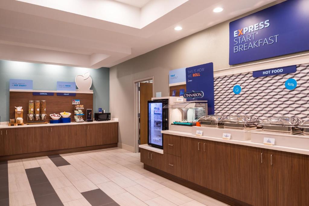 Holiday Inn Express Hotel & Suites Tampa-Anderson Road-Veterans Exp by IHG photo