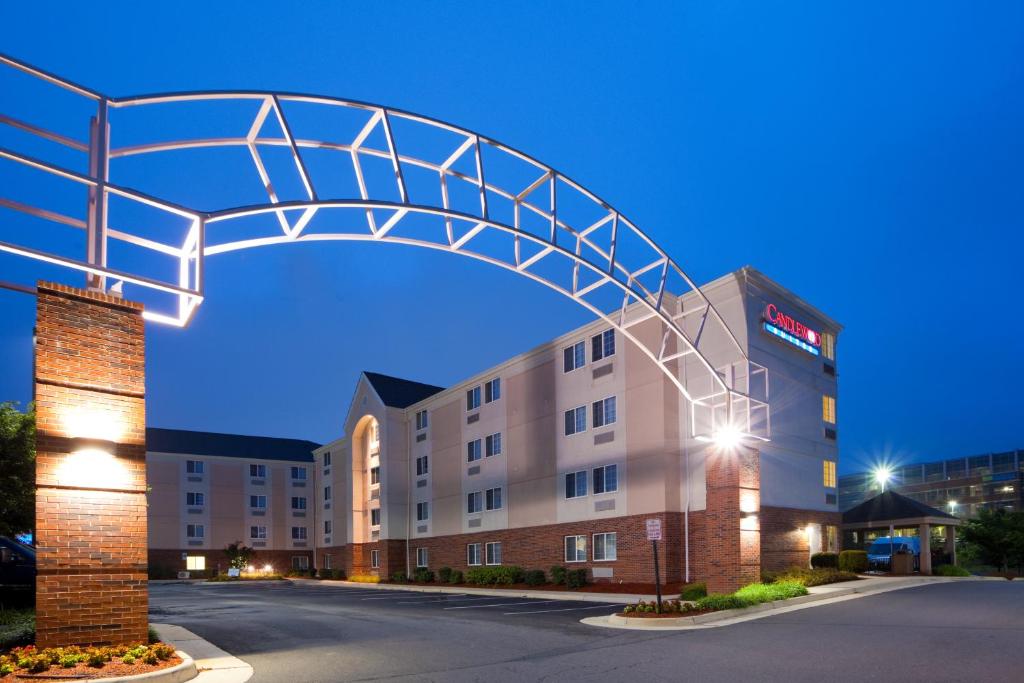 un arco de metal sobre un edificio por la noche en Candlewood Suites Sterling, an IHG Hotel, en Sterling