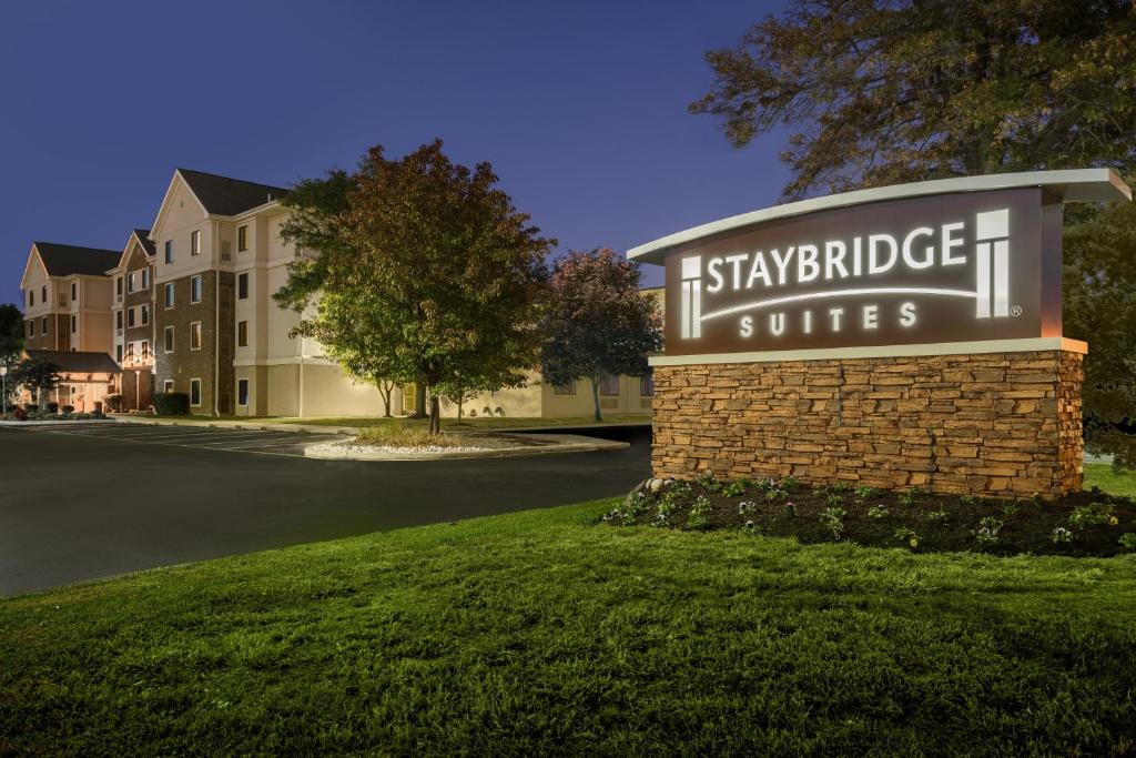 una señal para las suites del pueblo ishybridge en Staybridge Suites Wilmington-Newark, an IHG Hotel, en Newark