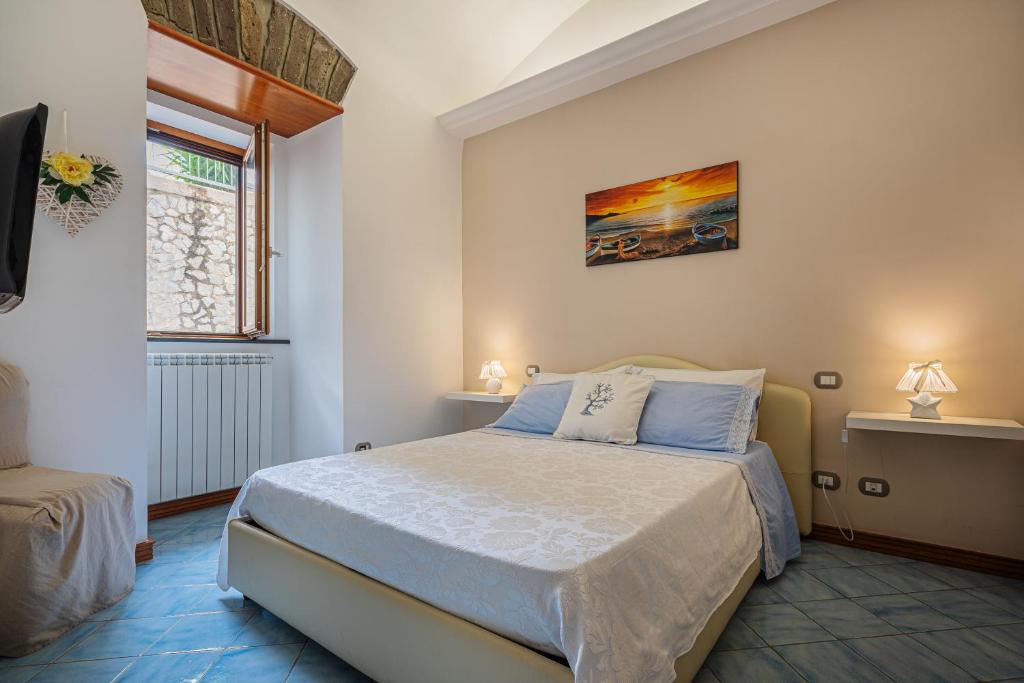 ヴィーコ・エクエンセにあるAquamarine Apartmentのベッドルーム(青い枕のベッド1台付)