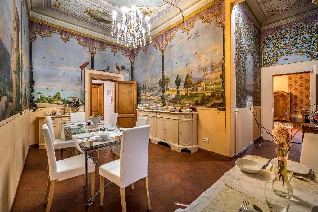 une salle à manger avec un tableau sur les murs dans l'établissement Dimora Bandinelli, à Florence