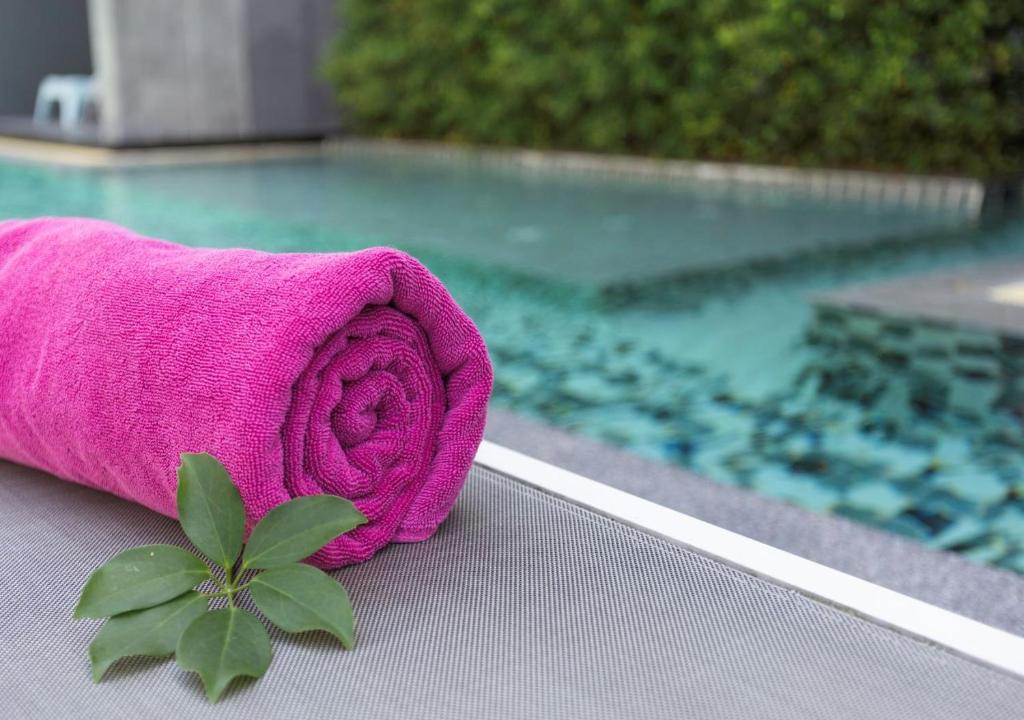 Bazén v ubytování Maya Phuket Airport Hotel-Naiyang Beach nebo v jeho okolí