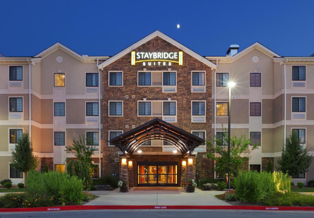 una representación de la parte delantera de un hotel en Staybridge Suites Fayetteville, an IHG Hotel en Fayetteville