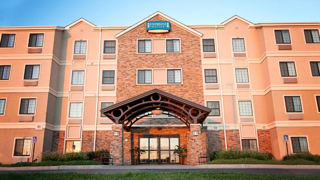 un gran edificio de ladrillo con un cartel. en Staybridge Suites Wichita, an IHG Hotel, en Wichita