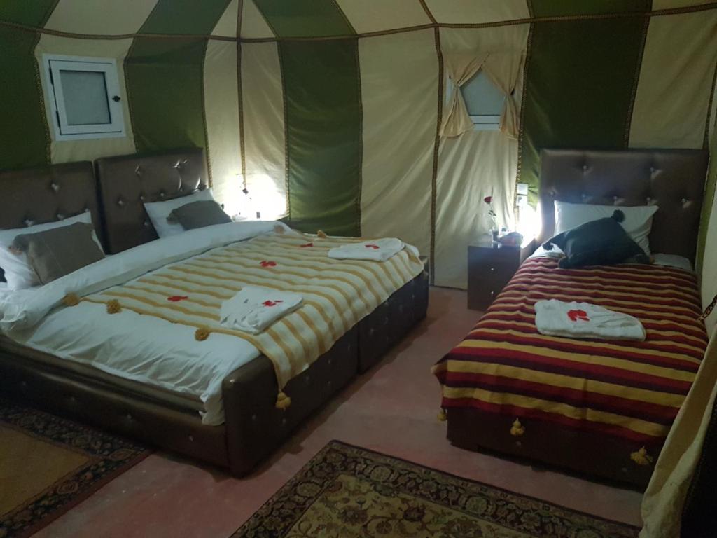 Postel nebo postele na pokoji v ubytování Merzouga Activities Camp