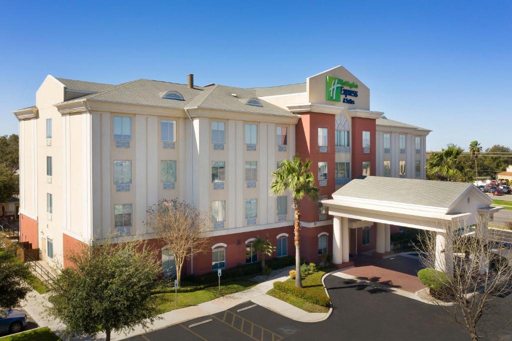 una representación de un edificio de hotel con aparcamiento en Holiday Inn Express Uvalde by IHG, en Uvalde