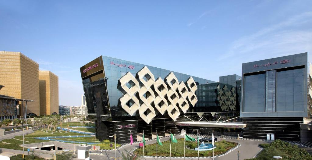 リヤドにあるCrowne Plaza Riyadh - RDC Hotel & Convention, an IHG Hotelの看板が横に建つ大きな建物