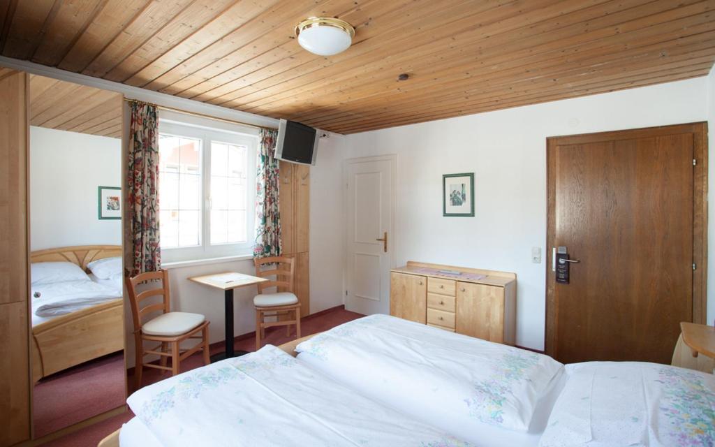 Postel nebo postele na pokoji v ubytování Pension Edelweiss - Bergdorf Gargellen 1423m - Park, Sleep & Hike