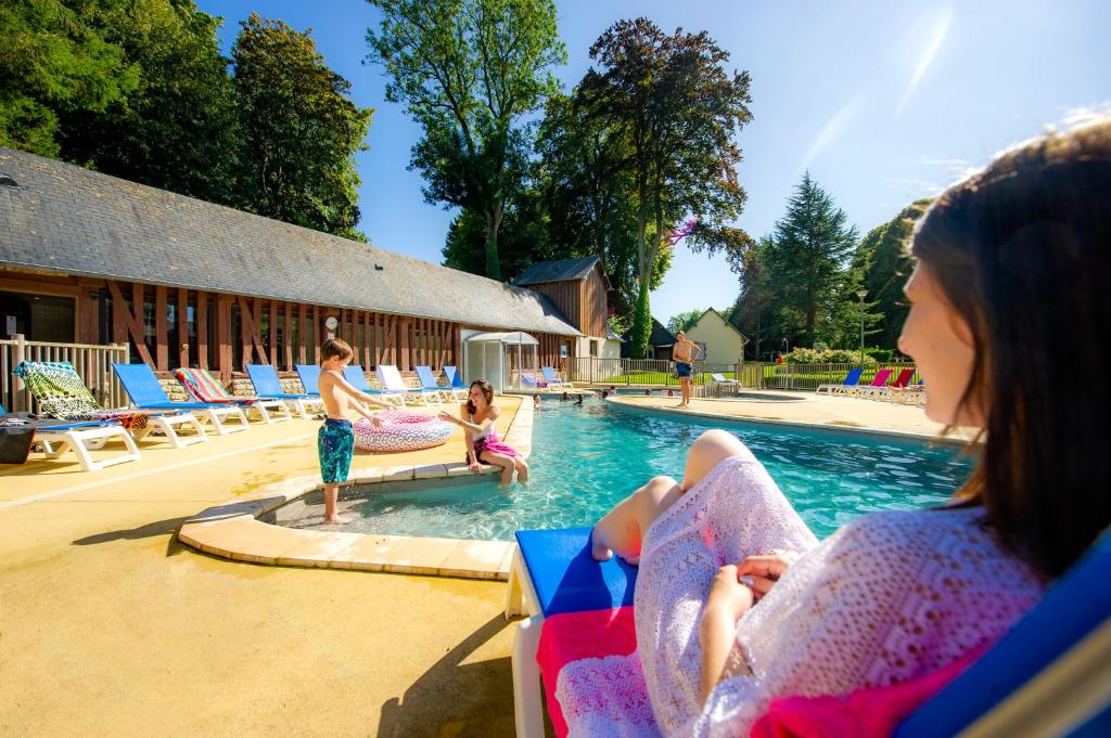 un groupe d'enfants jouant dans une piscine dans l'établissement Goélia Résidence Du Parc, à Gonneville-sur-Honfleur
