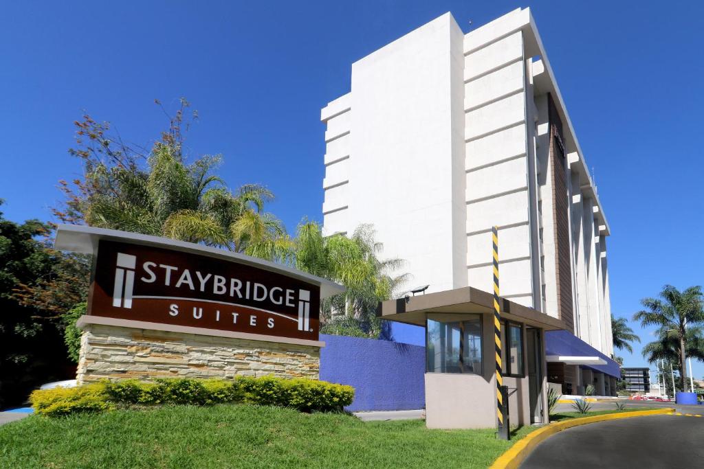 Staybridge Suites Guadalajara Expo, an IHG Hotel في غواذالاخارا: مبنى عليه لافته للفندق
