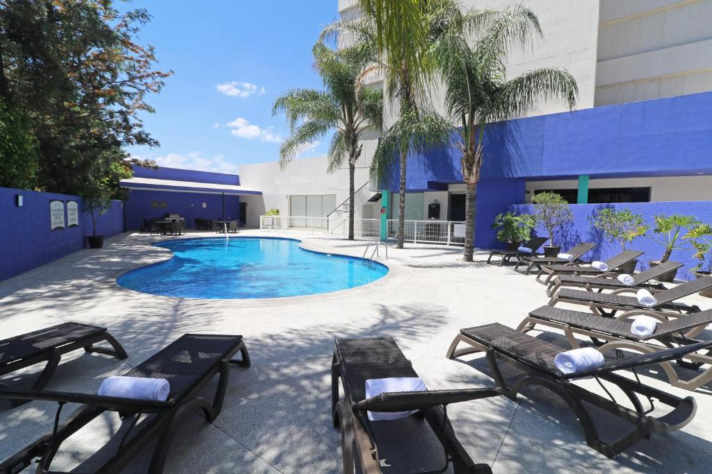 Bazén v ubytování Staybridge Suites Guadalajara Expo by IHG nebo v jeho okolí
