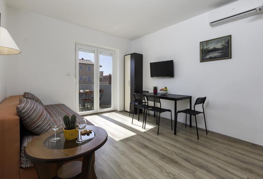 TV a/nebo společenská místnost v ubytování Apartments Jakoplić