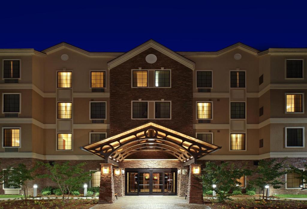 uma representação da frente de um hotel à noite em Staybridge Suites Hot Springs, an IHG Hotel em Hot Springs