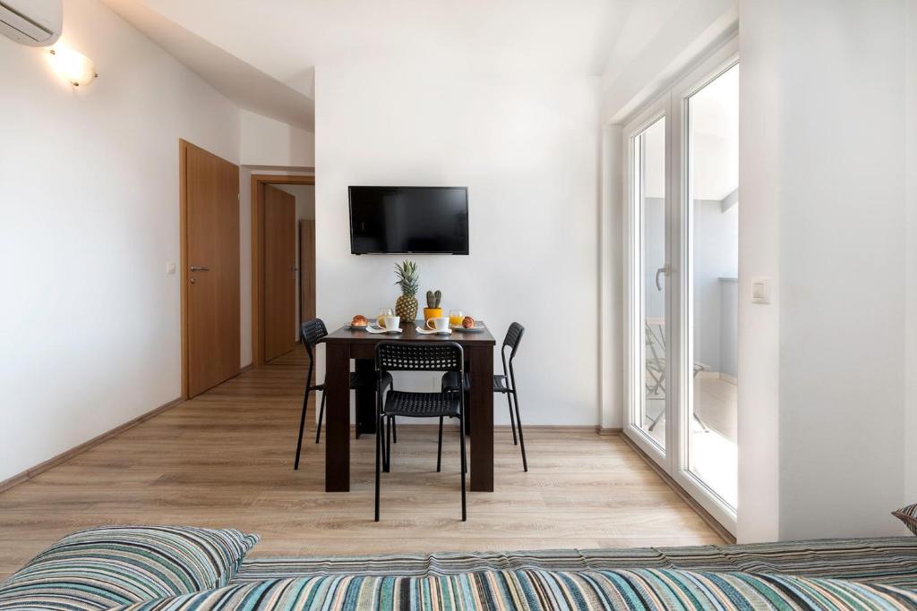 TV a/nebo společenská místnost v ubytování Apartments Jakoplić