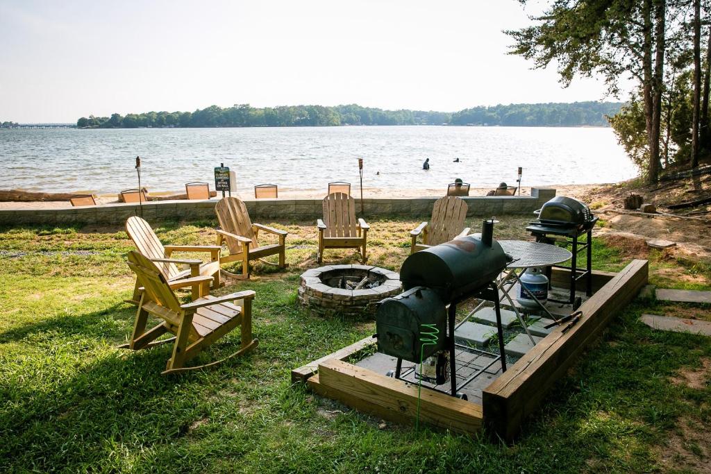 Waterfront studio with Private Porch #13 at Long Cove Resort