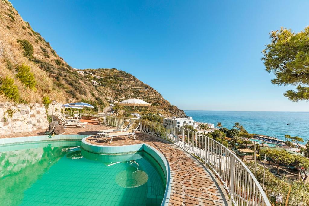 einen Pool mit Meerblick in der Unterkunft Hotel San Giorgio Terme in Ischia