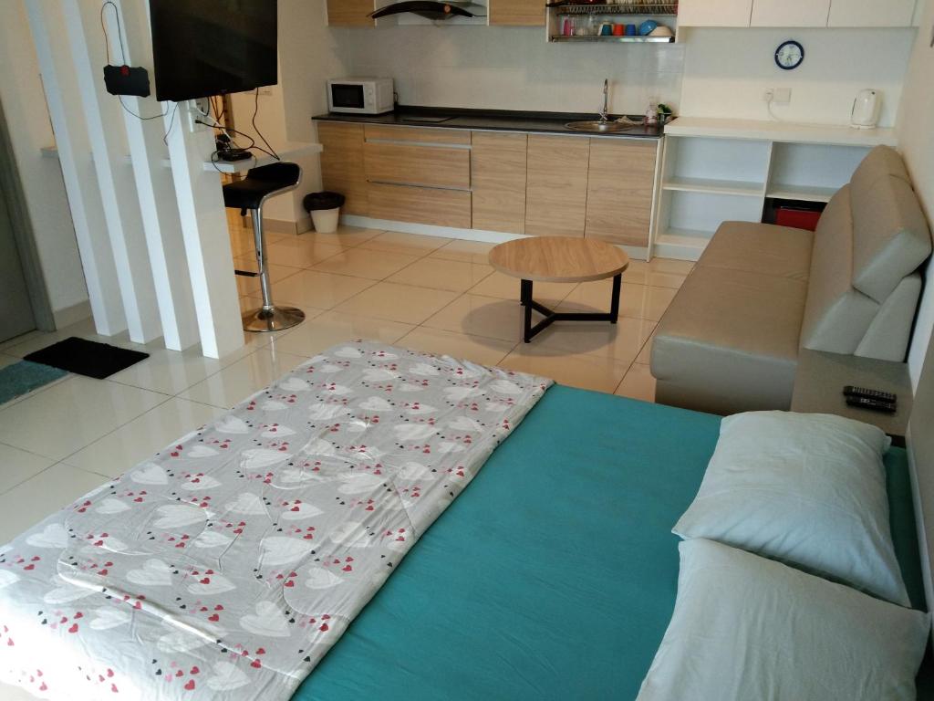 een slaapkamer met een bed en een woonkamer bij hasanah evo studio suites in Kampong Sungai Ramal Dalam