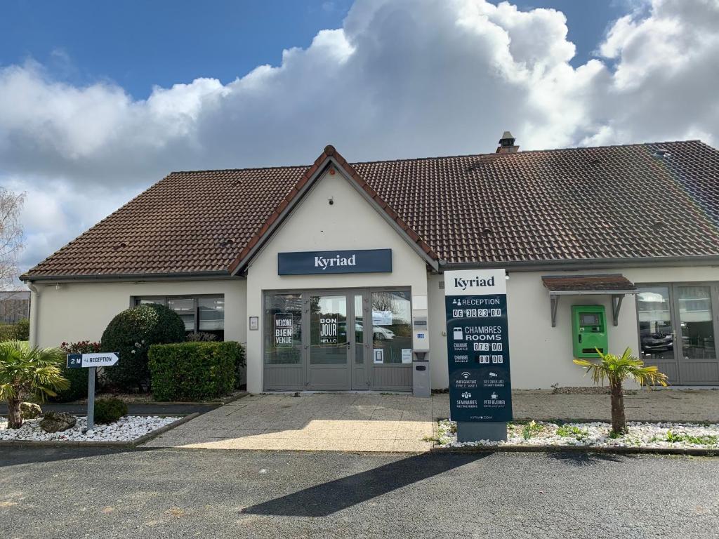 ein Gebäude mit einem Schild davor in der Unterkunft Kyriad Châteauroux - Saint-Maur in Saint-Maur