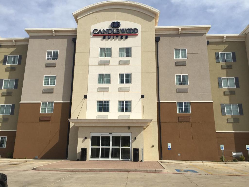 un gran edificio con un cartel encima en Candlewood Suites Woodward, an IHG Hotel, en Woodward