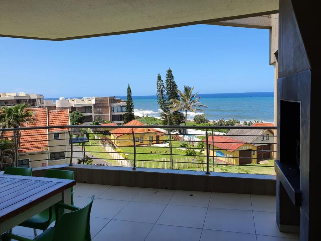 Elle comprend un balcon offrant une vue sur l'océan. dans l'établissement Saints View Resort Unit 7, à Uvongo Beach