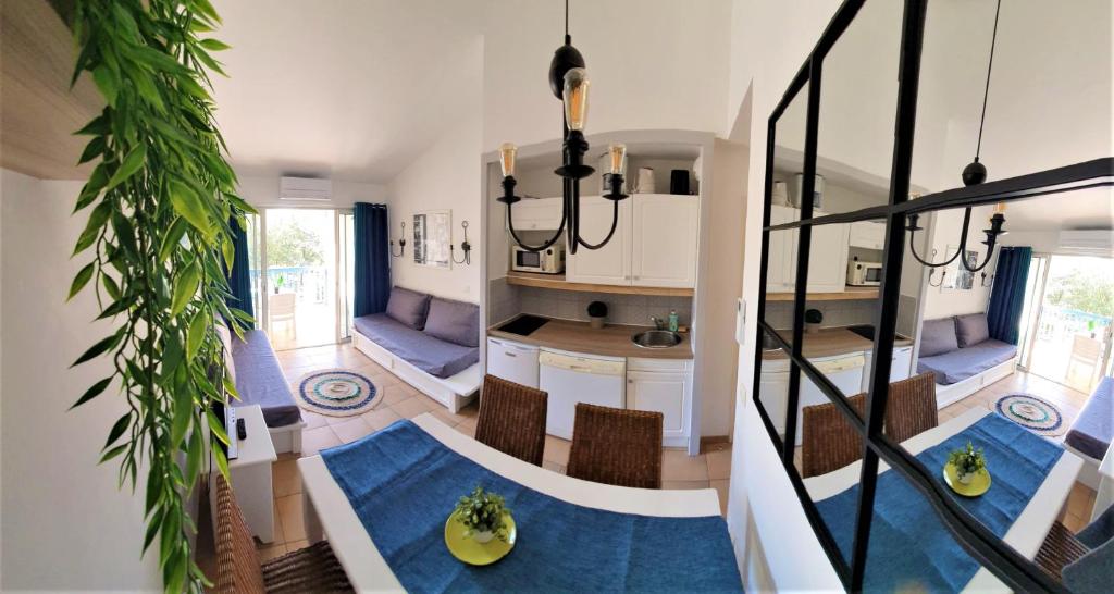 グリモーにあるAppartement Prestige résidence Pierre & Vacances Golfe de Saint Tropezのリビングルーム(青いカーペットフロアの階段付)