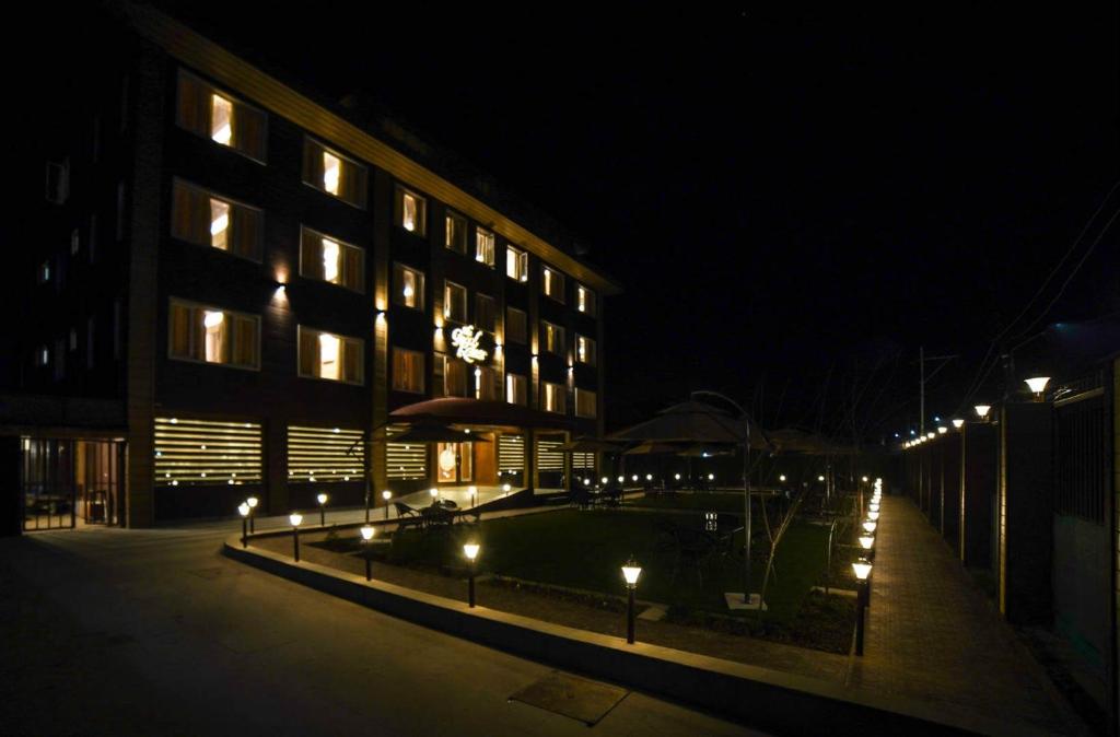um edifício à noite com luzes à frente em THE GRAND KAISAR em Srinagar