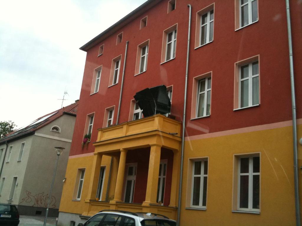een gebouw met een gat in de zijkant bij Appartement Möwe mit 2 Zimmer im Zentrum Potsdams direkt an der Havel in Potsdam