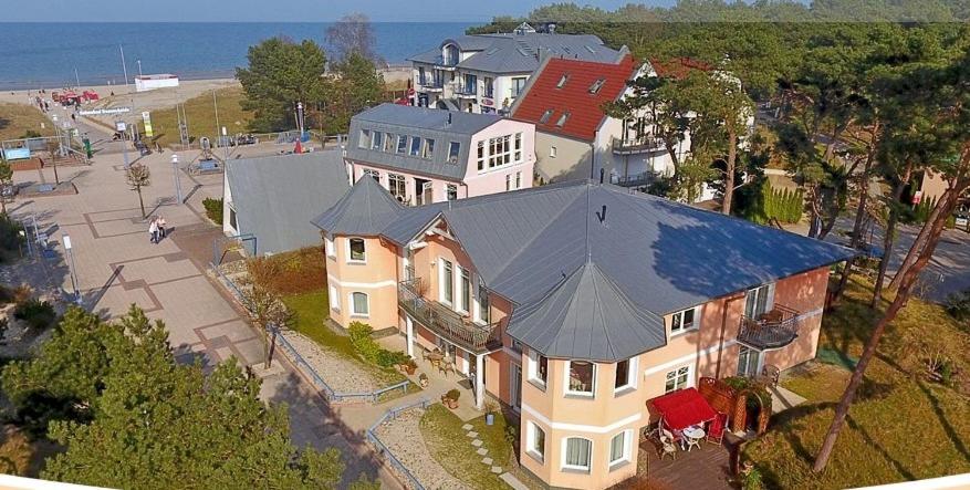 una vista aérea de una casa grande con una casa grande en Strandvilla Alessandra, en Trassenheide