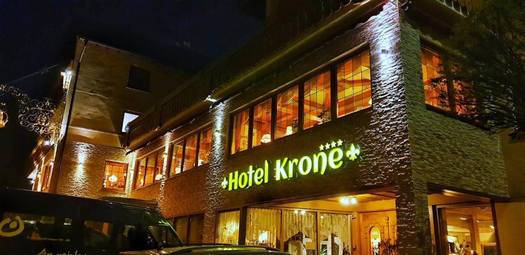 un grande edificio con un cartello di moto kong di Hotel Krone Igelsberg a Freudenstadt