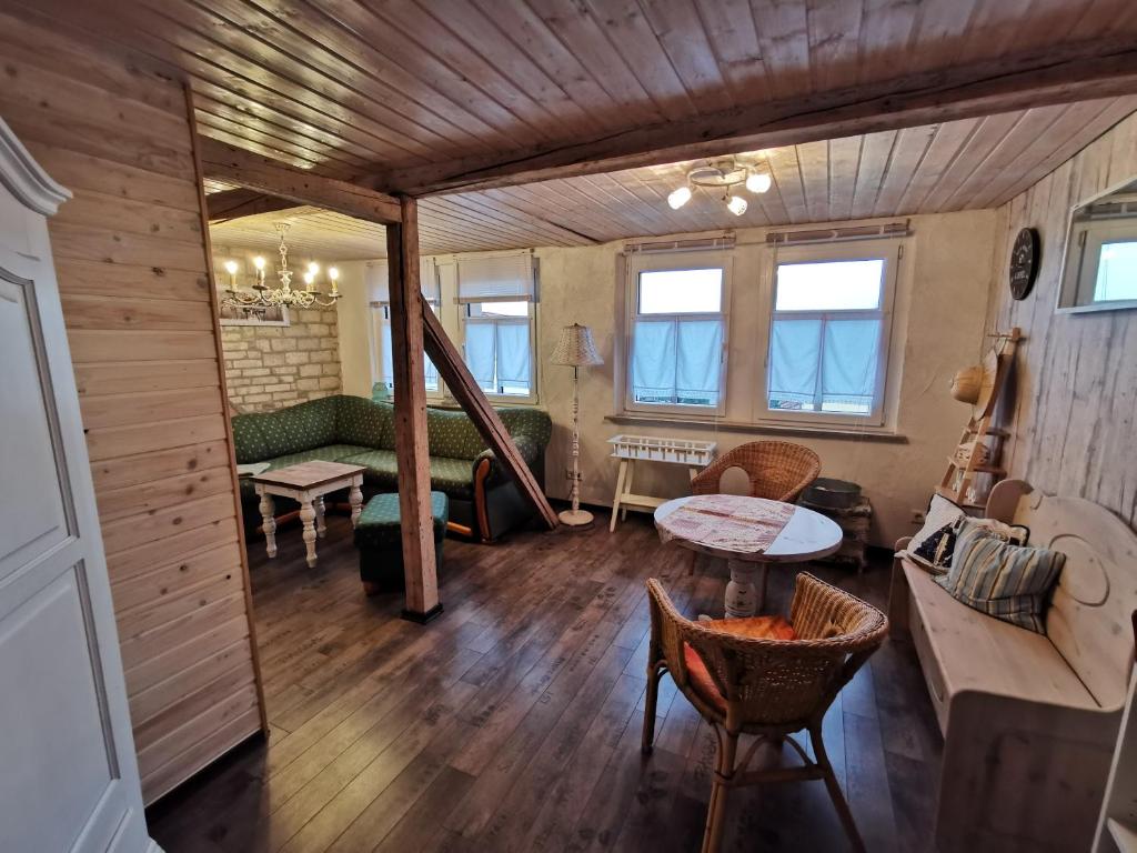 a living room with a couch and a table at Ferienwohnung Dölzig in Schkeuditz