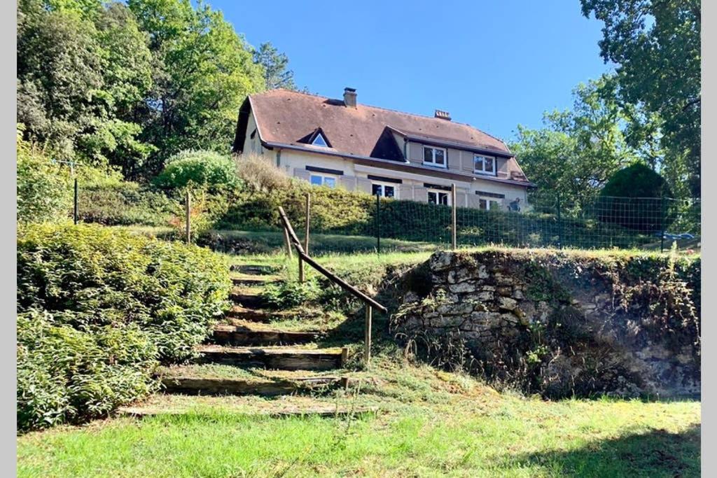 uma casa numa colina com escadas em frente em La Vue D'Or em La Roque-Gageac