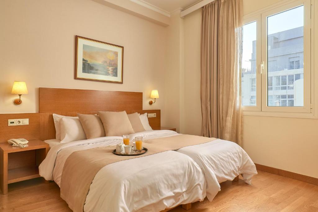 Postel nebo postele na pokoji v ubytování Athos Hotel