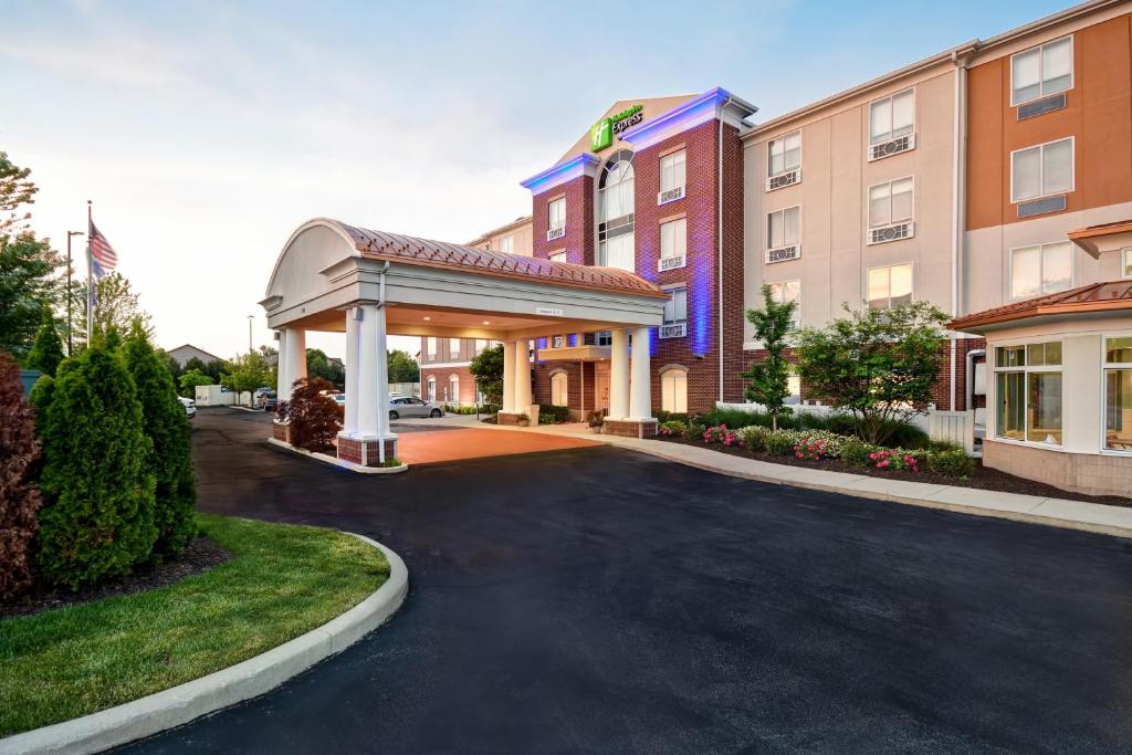 un hôtel avec un kiosque dans un parking dans l'établissement Holiday Inn Express & Suites Schererville by IHG, à Schererville