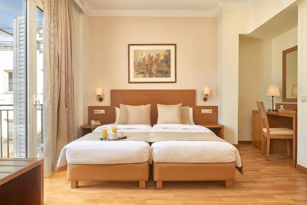 Postel nebo postele na pokoji v ubytování Athos Hotel