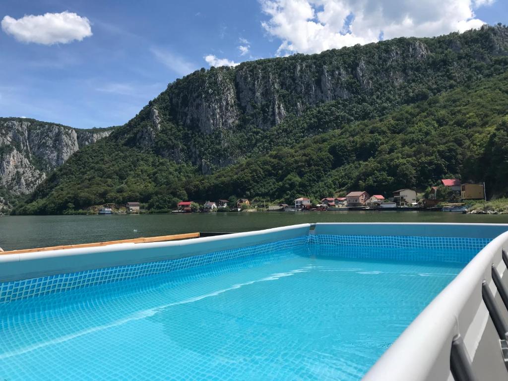 - une piscine avec vue sur la montagne dans l'établissement Casa Panoramic, à Dubova
