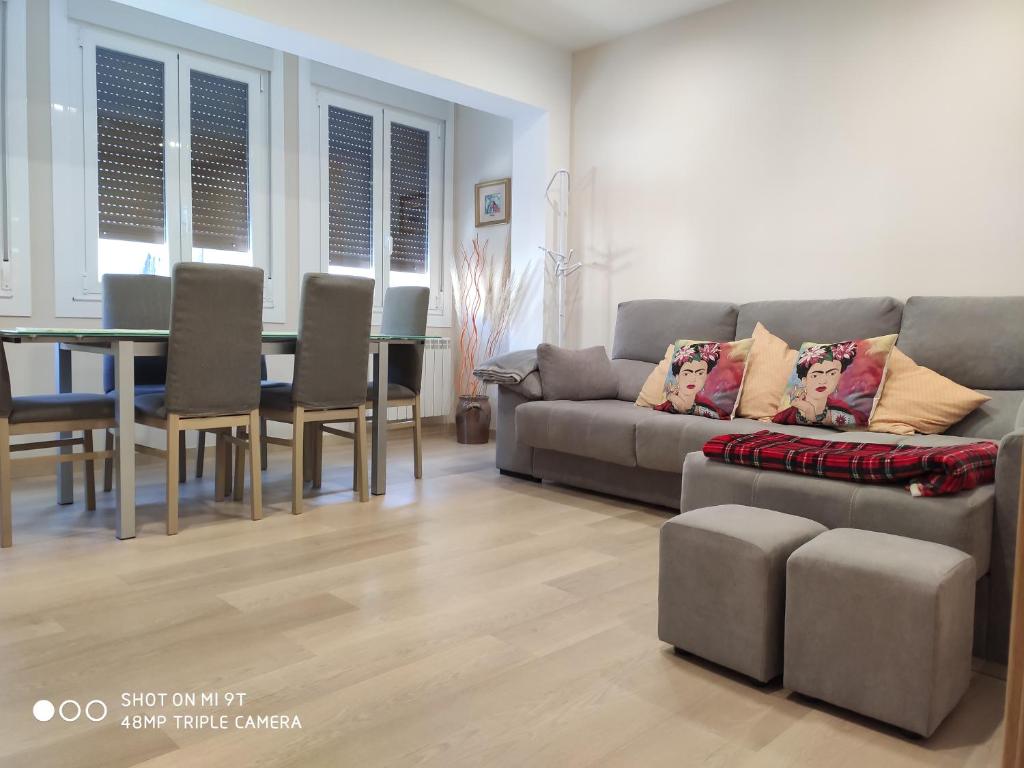 a living room with a couch and a table at El hogar de Frida in Ourense