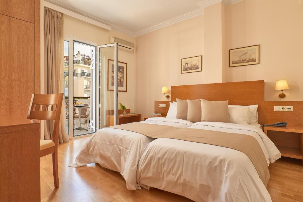 Postel nebo postele na pokoji v ubytování Athos Hotel
