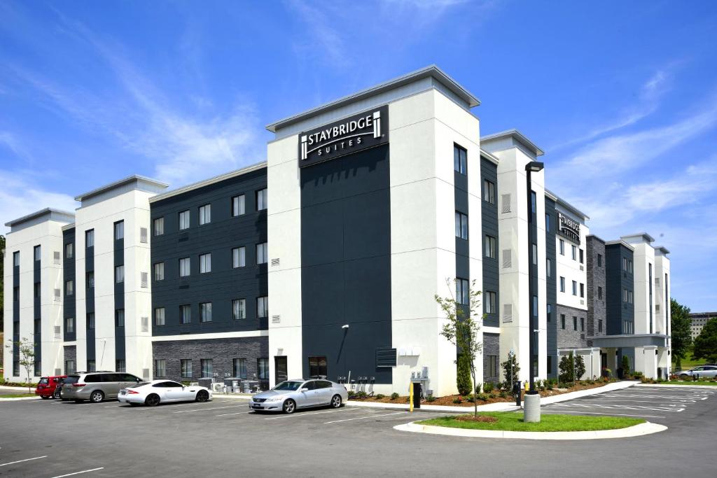 un gran edificio con coches estacionados en un estacionamiento en Staybridge Suites - Little Rock - Medical Center, an IHG Hotel en Little Rock